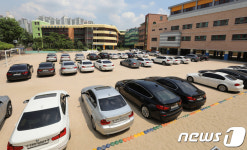 BMW 주차장으로 변신한 초등학교 운동장