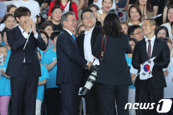 '문재인 대통령과 셀카를'