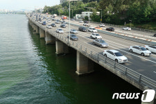 올림픽대로 아래로 흐르는 녹조