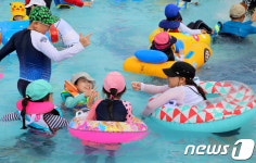 [화보] 피서객 몰린 칠곡보 야외물놀이장