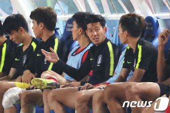 벤치에서 대화하는 손흥민