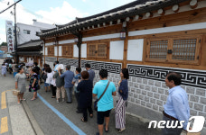 말복 맞이해 문전성시 이루는 삼계탕집