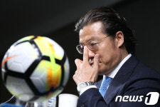 안경 고쳐쓰는 김판곤 위원장