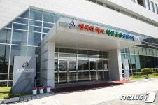 충남교육청사 정문 출입 현관 모습