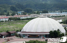 北 온정리 마을과 금강산 문화회관 