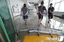 태풍 솔릭에 빗물 고인 제주복합체육관
