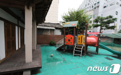 텅 빈 유치원 놀이터