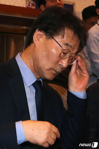안경 고쳐쓰는 장하성