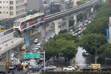 교통정체 피해가는 모노레일