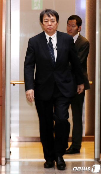 외교부 나서는 미즈시마 고이치 일본 총괄공사