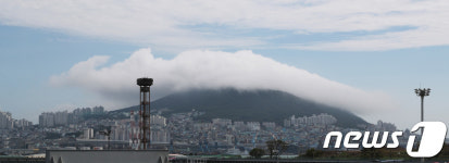 구름 모자 쓴 부산 영도 봉래산