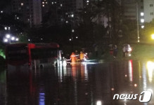 버스 고립된 시민 구조 