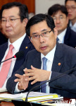 답변하는 박상기 법무부 장관