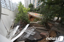 쑥 꺼져버린 가산동 아파트 인근도로