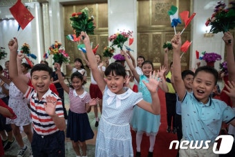 [사진] 국기 흔들며 시에라리온 대통령 환영하는 中 어린이들