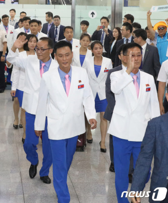 김해공항 통해 입국하는 사격 북한선수단