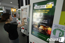 주52시간 근무제 두달 늘어나는 무인주문단말기