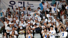 여자농구 결승, 한 목소리 내는 남북 공동응원단