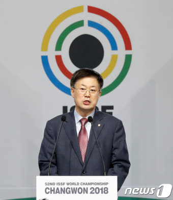 대회사하는 황용득 대한사격연맹 회장