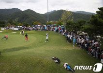 9번홀 둘러싼 갤러리들