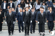 현충탑 참배 마친 손학규 대표와 바른미래당 신임 지도부