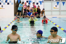 생존 수영 교육 받아요