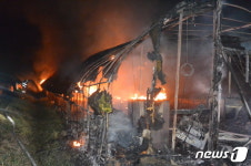 충남 양계장·돈사 불나 닭 2300마리·돼지 800마리 소사 