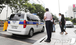 합동감식 위해 삼성전자 기흥사업장 들어가는 경찰 차량