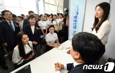 김현미 장관 '항공산업 취업박람회 찾아'