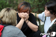 눈물 흘리는 윤경자 궁중족발 사장