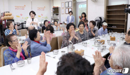 김정숙 여사, 광주 경로당 방문