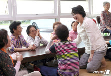 경로당 찾아 어르신들과 대화하는 김정숙 여사
