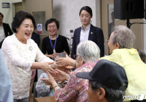 어르신들 만난 김정숙 여사