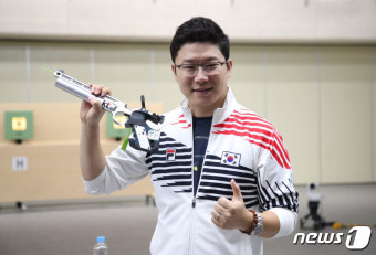 사격 황제 진종오의 금빛 포즈