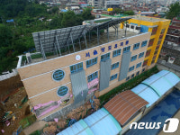 기울어진 서울상도유치원 철거 불가피