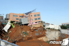 지반 침하로 기울어진 상도초등학교 병설유치원 