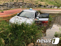 파주 야당역 인근 하천에 택시 추락…1명 부상