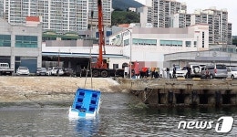 여수 소경도 선착장서 활어차량 추락…인명피해 없어