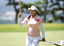 주먹 불끈 쥔 김지영