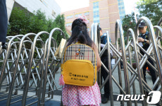 상도유치원 가방 메고