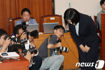 고개 숙여 인사하는 이은애 헌법재판관 후보자