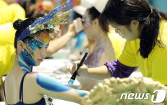 환타지메이크업 실력 뽐내는 미용대회 참가자 