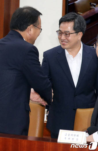 악수하는 김동연-김부겸