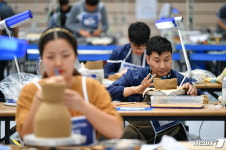 섬세한 손끝에서 빚어지는 도자기