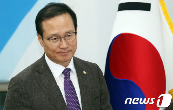 기자간담회 참석하는 홍영표