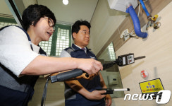 화장실 몰카, 주민이 직접 찾아낸다