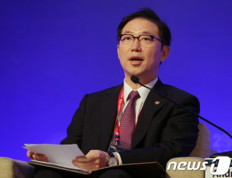 기조발제하는 천해성 통일부 차관