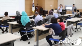 제주 출입국청에 모인 인도적 체류 허가 예멘인