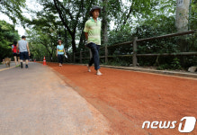 맨발로 천연 황톳길 걸어요