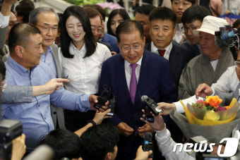 홍준표 귀국 '관심집중'
